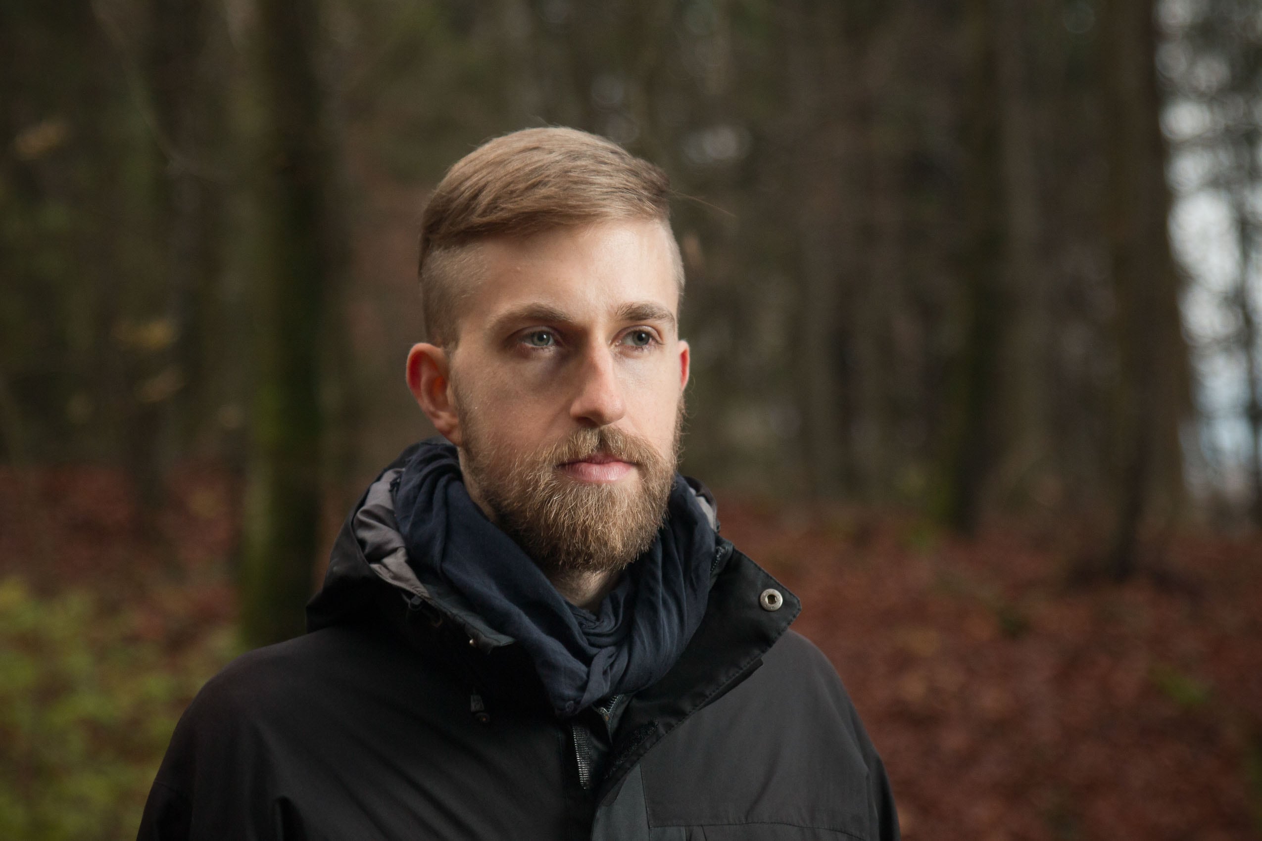 Porträt von Flo im Herbstwald