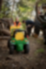 Kleiner Junge bei Holzarbeiten im Wald